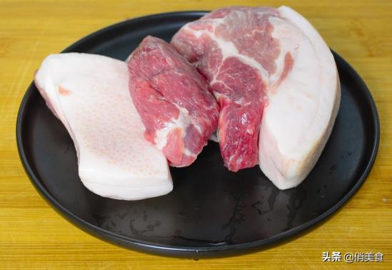 关于猪肉丸子的做法所需食材步骤（汤鲜味美，营养不油腻）