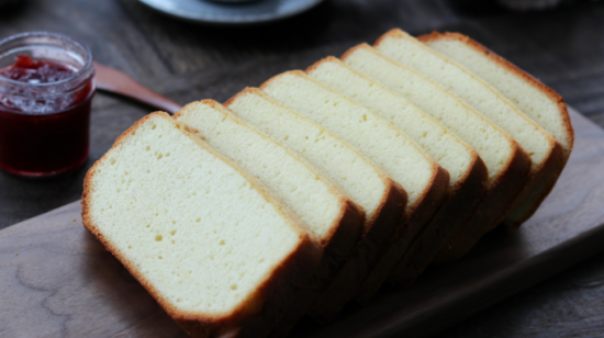 如何利用面包机制作美味蛋糕