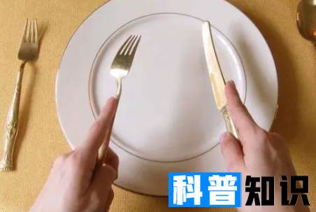 吃西餐左手拿刀还是右手拿刀