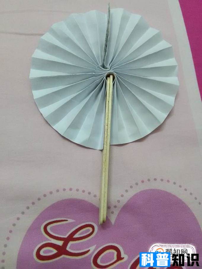 如何用彩纸做圆形扇子